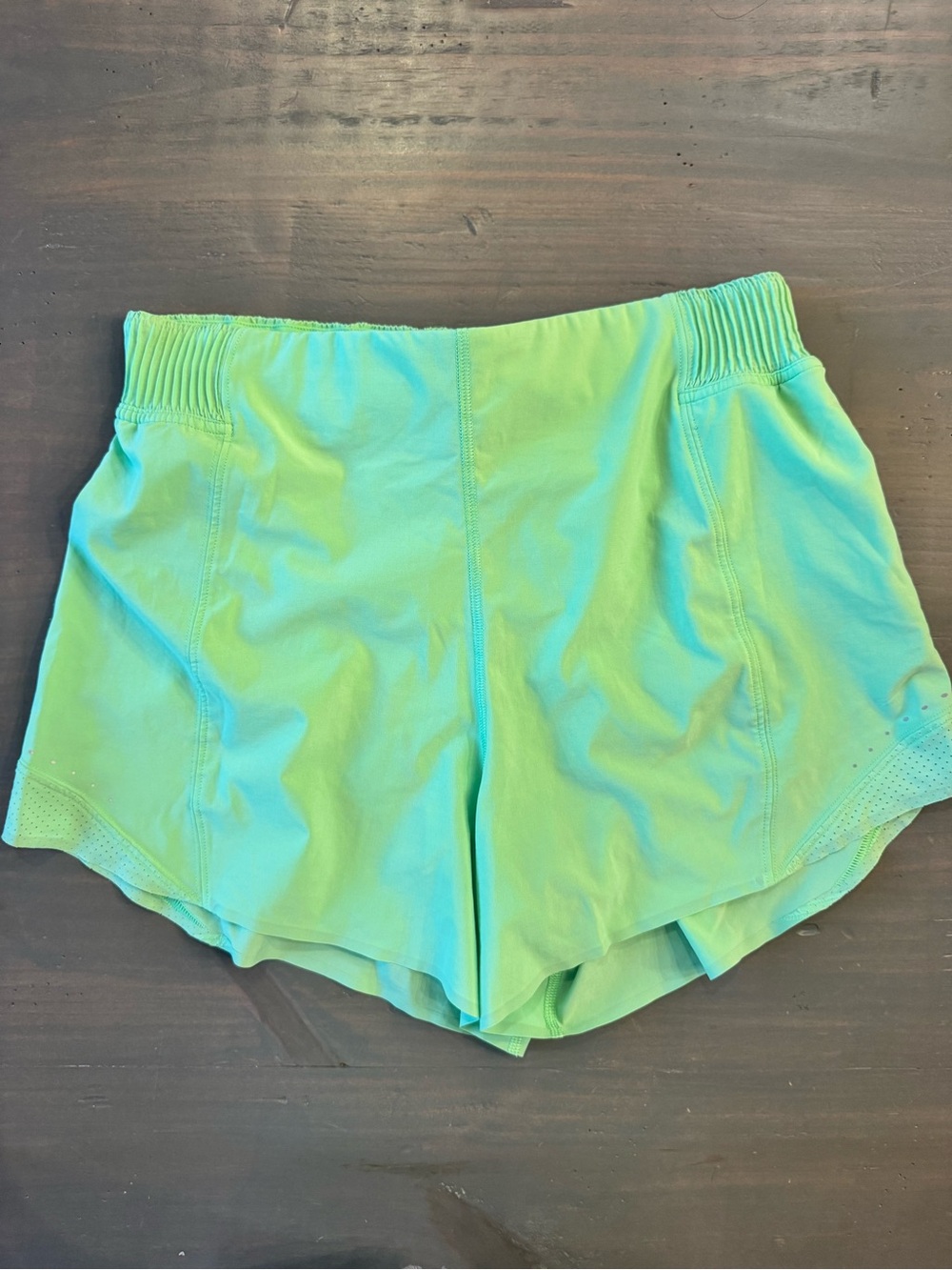 Lulu high rise hotty hot Shorts - neon Green